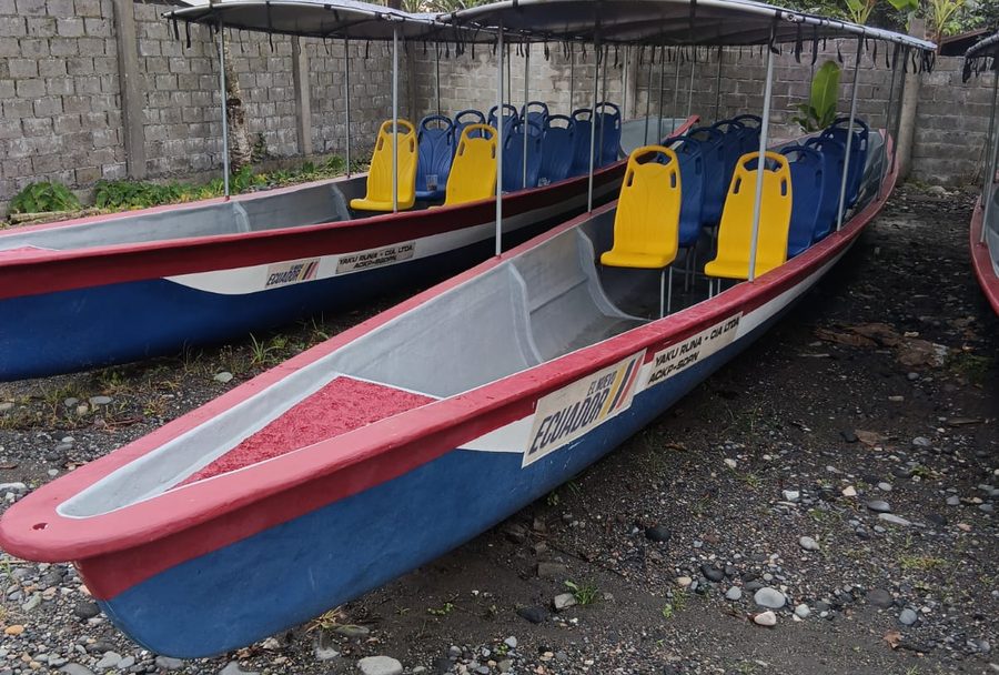 Canoas de pasajeros de YAKU RUNA con toldo y asientos, rotuladas con el nombre de la compañía